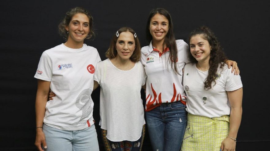 Sertab Erener, 2020 Tokyo Olimpiyatları’na hazırlanan kadın sporcuları kulisinde ağırladı