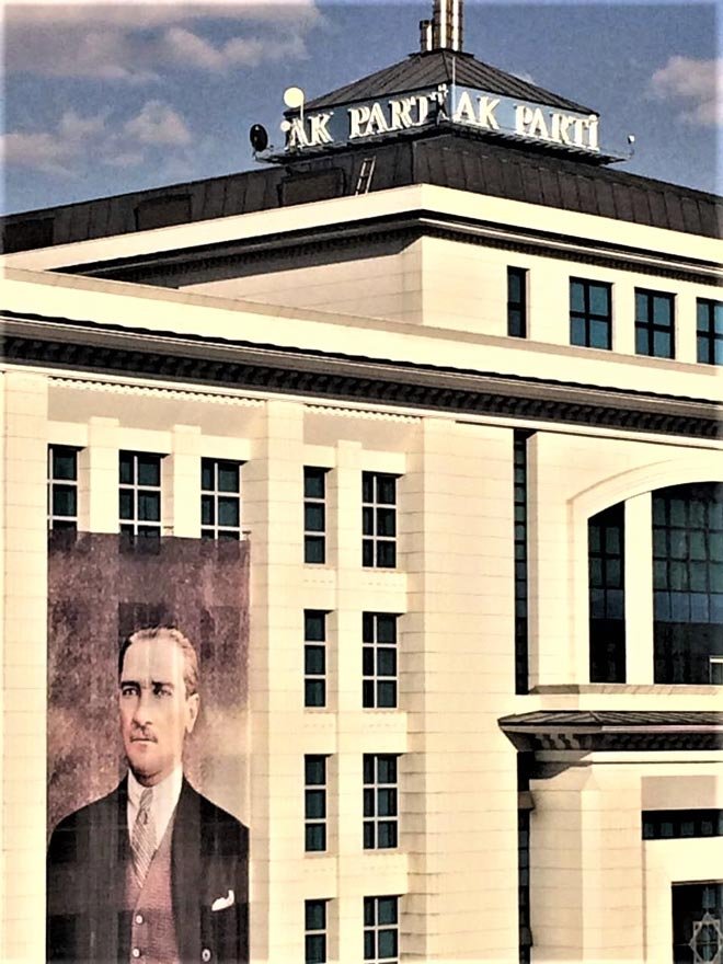 AtatÃ¼rk, Åapka devrimi hakkÄ±nda halka bilgi vermek, halkla konuÅmak iÃ§in 23 AÄustos 1925'te Kastamonu ve Ä°nebolu gezilerine Ã§Ä±ktÄ±. 30 AÄustos 1925'te Kastamonu'da yaptÄ±ÄÄ± konuÅmada, âEfendiler, ey millet! Ä°yi biliniz ki, TÃ¼rkiye Cumhuriyeti Åeyhler, derviÅler, mÃ¼ritler, mensuplar memleketi olamaz. En doÄru ve en gerÃ§ek tarikat medeniyet tarikatÄ±dÄ±râ dedi. (Foto: AtatÃ¼rk, 1 EylÃ¼l 1925'te Ankara'ya dÃ¶nerken.) ile ilgili gÃ¶rsel sonucu