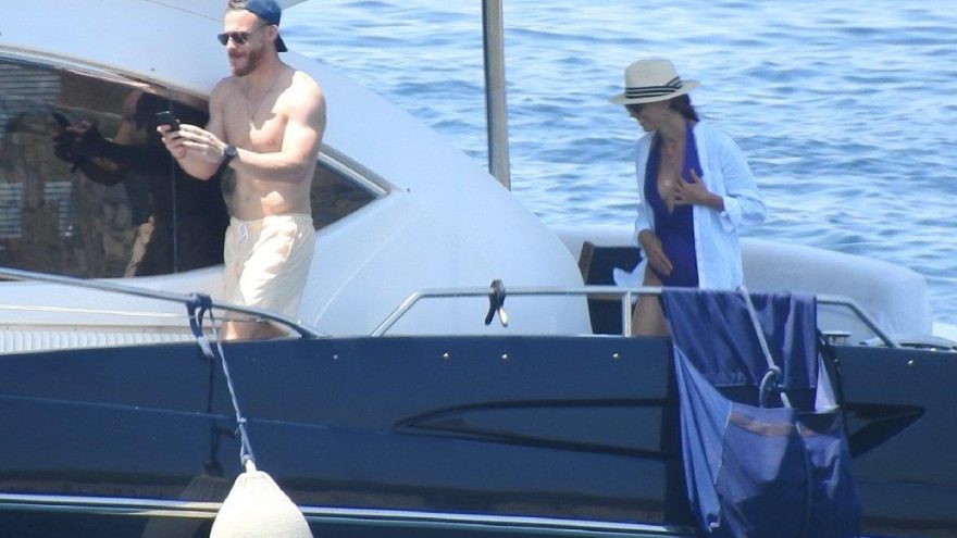 Kerem Bursin Ege’nin keyfini çıkarıyor