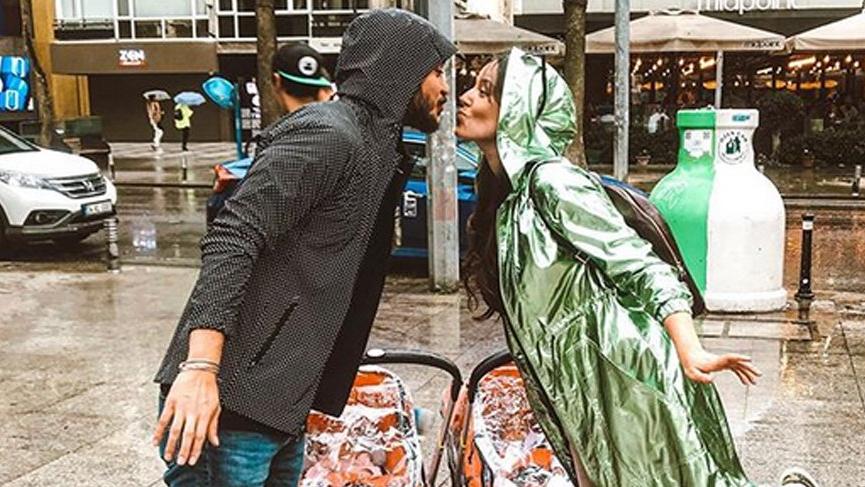 Pelin Akil ve eşinin yağmur romantizmi