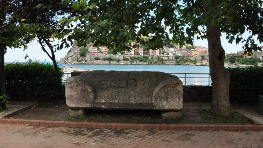 3 bin yıllık lahit kapağına spreyle yazı yazıldı