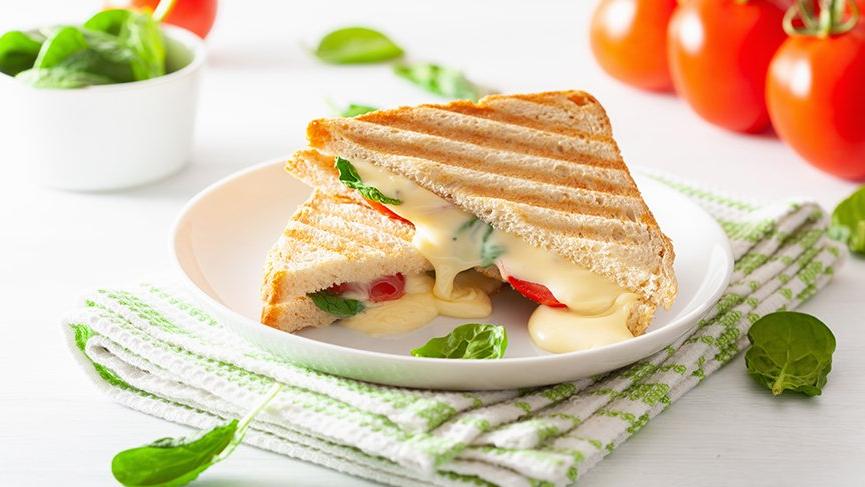 Domatesli karışık tost nasıl yapılır? İşte domatesli karışık tost tarifi…