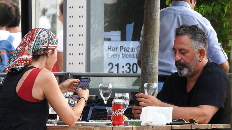 Defne Samyeli ve Cem Yılmaz yaşlı görüntülerini inceledi