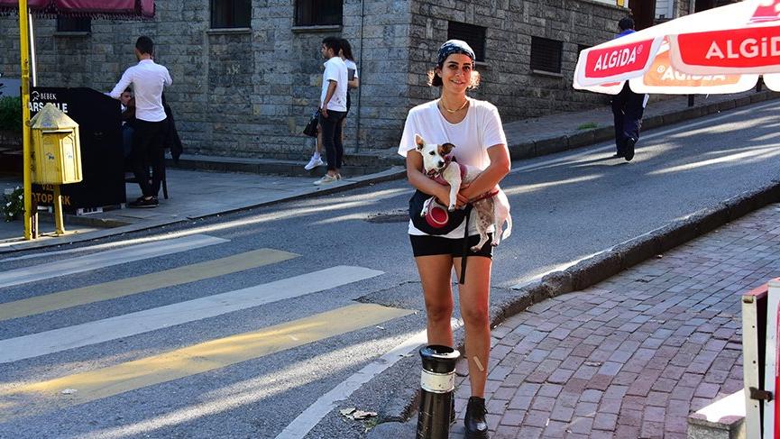 Asena Tuğal köpeğiyle taksi bekledi