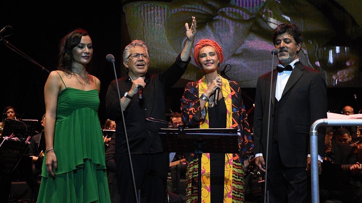 Antik Tiyatro Da Zulfu Livaneli Coskusu Kultur Sanat Haberleri