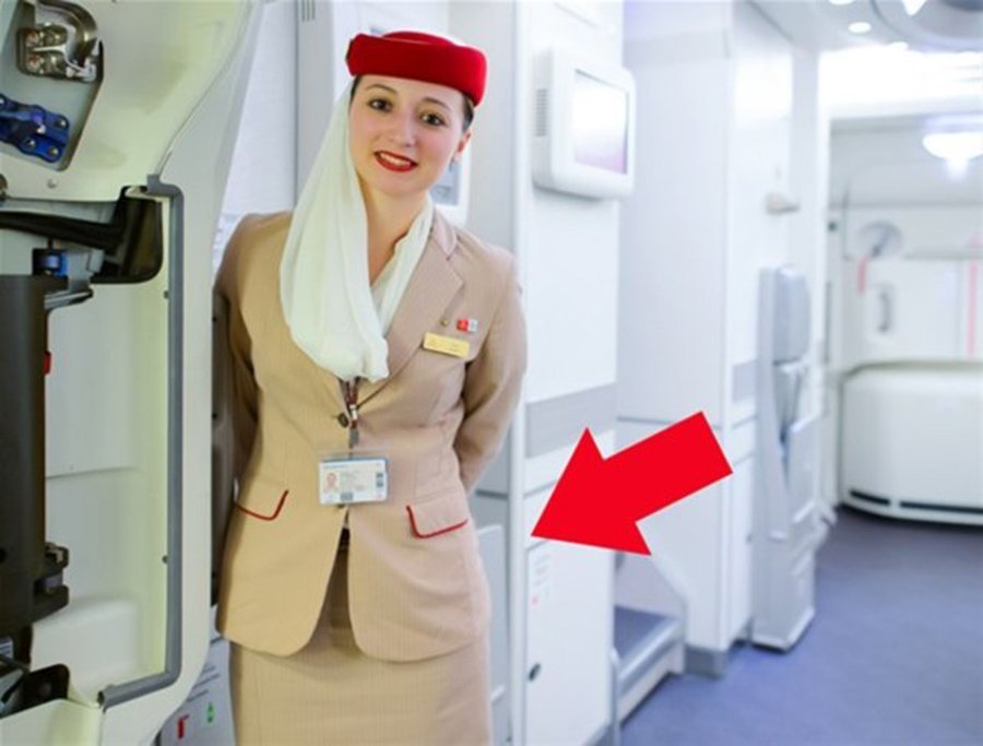 Her uçağa binildiğinde hostesler girişte yolcuları karşılarken ellerini arkaya götürürler. Bunun nedenini hiç merak ettiniz mi? Az çok etrafı gözlemleyen ve uçak seyahatleri konusunda tecrübeli bir kimse iseniz bu olayı mutlaka fark etmişsinizdir. Bu konuyu bilmeyen birçok insan hosteslerin bunu bilmeyerek yaptığını ya da yolculara karşı bir hareket olduğunu düşünüyorlar.