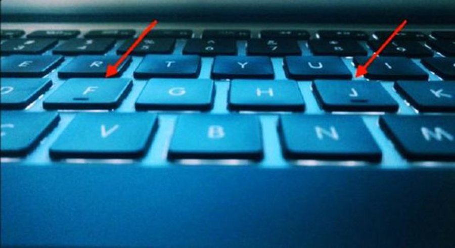 Klavye ile 10 parmak yazı yazarken F ve J harfleri işaret parmakların durduğu yerlerdir. Çıkıntılar sayesinde klavyeye bakmadan hangi harfler üzerinde durduğunuzu bulabilirsiniz.