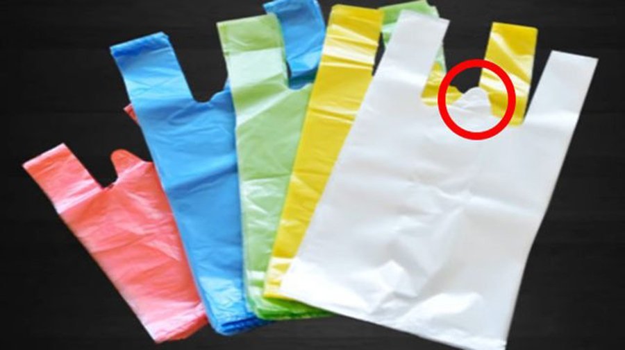 Naylon poşetlerin ortasındaki bu delikler ne işe yarar? Bu deliler poşetleri asmak için kullanılır. Böylece poşetler asılı oldukları yerden kolayca alınabilir. Genelde market ve pazarlarda satıcıların bu şekilde kullandıklarını gözlemleyebilirsiniz.