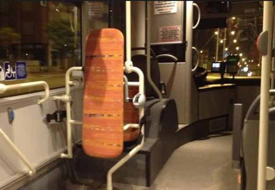 Otobüslerde bulunan bu nesne görüntüsü itibariyle bir ütü masasını andırsa da, bakın aslında ne işe yarıyor. Otobüslerdeki bu bölüm sizin yaslanarak rahat yolculuk etmeniz için tasarlanmamıştır. Amacı tekerlekli sandalyedeki engelli vatandaşların sorunsuz seyahat edebilmelerini sağlamaktır. Yanlarında bulunan emniyet kemeri ile birlikte, sandalyenin arka kısmının sabitlenmesi için kullanılır.