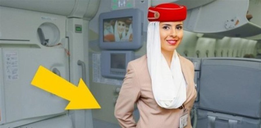 Ancak bu fikir oldukça yanlış, hosteslerin bu hareketi yapmalarının aslında oldukça basit bir nedeni var. Uçakların kalkışı esnasında hostesler gelen yolcuları karşılarken bir yandan da eksik yolcunun olup olmadığını belirlemeleri gerekir.