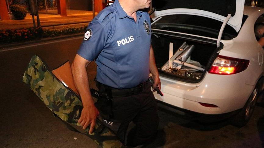 Antalyaâda bin 400 personelle havadan, karadan ve denizden geniÅ kapsamlÄ± âHuzur Akdeniz-5â uygulamasÄ± gerÃ§ekleÅtirildi. Uygulamada dÃ¼ÄÃ¼ne gittiÄini sÃ¶yleyen sÃ¼rÃ¼cÃ¼nÃ¼n aracÄ±ndan ruhsatsÄ±z tÃ¼fek, tabanca, Ã§ok sayÄ±da fiÅek ve uyuÅturucu madde Ã§Ä±ktÄ±. ile ilgili gÃ¶rsel sonucu