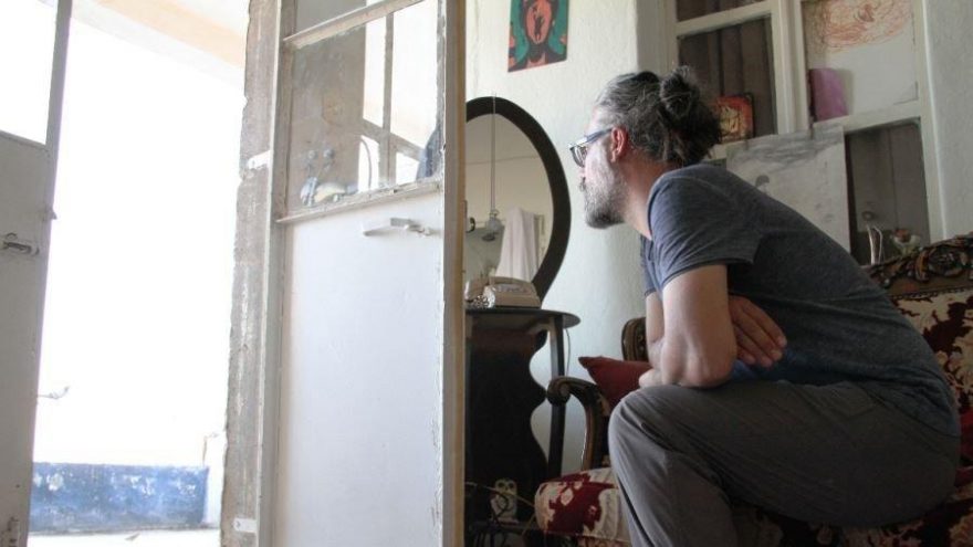 Ödüllü yönetmen her gün kuşların yolunu bekliyor