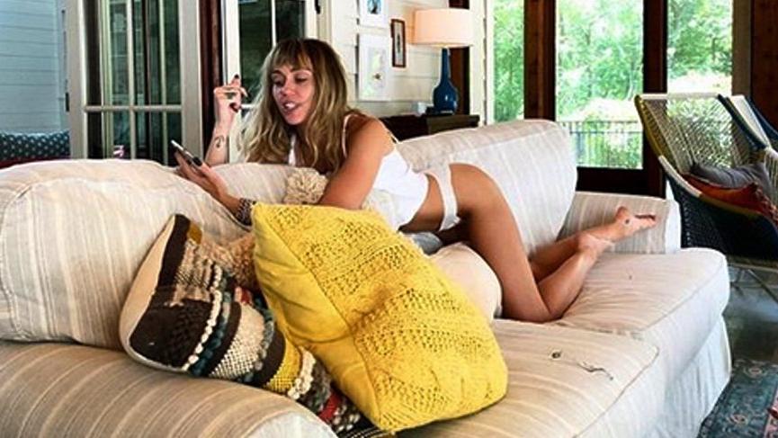 Miley Cyrus’tan çarpıcı pozlar