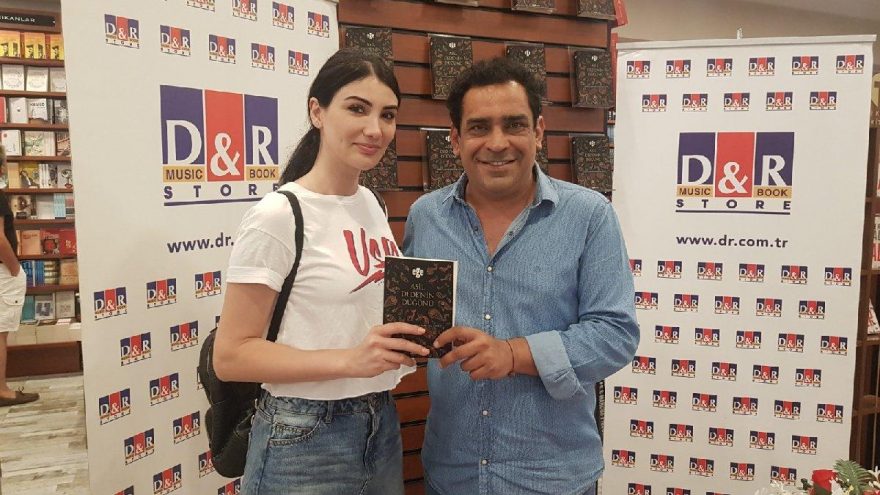 Şarkıcı Ege ikinci romanının imza gününde okurlarıyla buluştu
