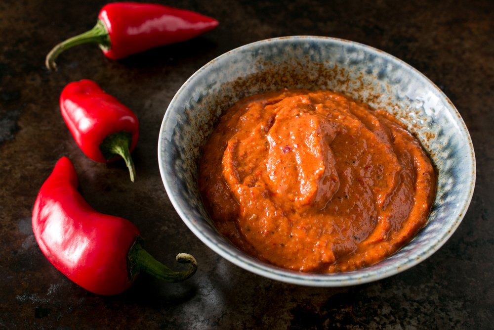 Jason Campbell (Mary Eddy's) - Harissa sosu: Harissa'nın içine kıyılmış kişniş ve limon suyu ekler tavuk kanatlarını bunun içinde marine ederim. Harissa tozunu da kuzu etli sandviçin yanına yaptığım salatalık, domates ve naneli salataya sos olarak kullanırım. Yoğurtla karıştırıldığında da ızgara yapılacak etler için çok iyi bir marine olur.