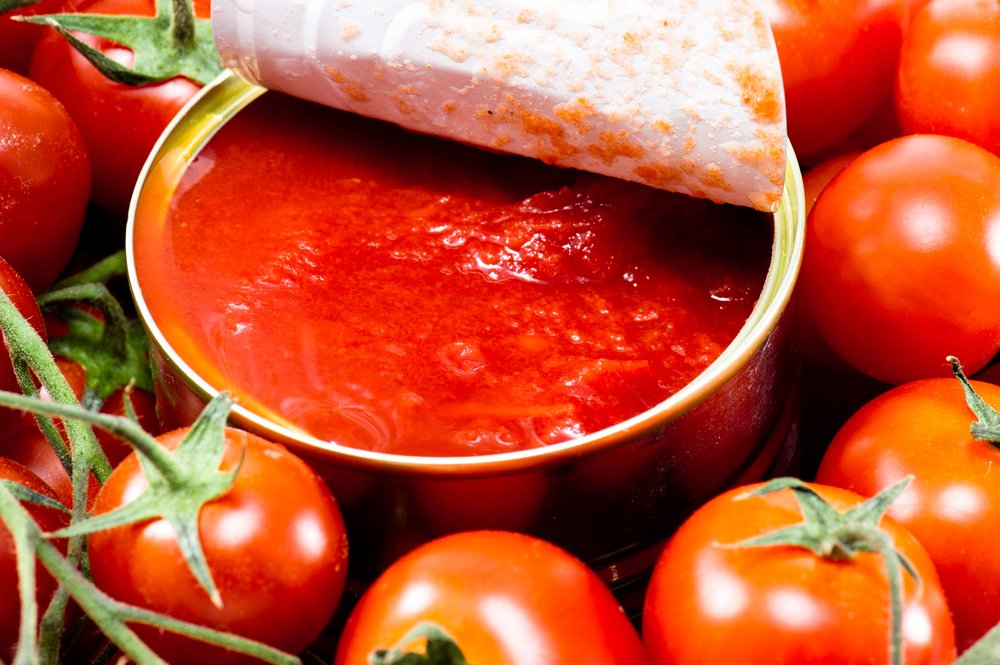 Michael Fiorelli (Love & Salt) - Konserve domates: Konserve domatesi, hemen hemen her şeyde kullanabilirsiniz. Benim en favori yemeğim pappa al pomodoro denilen domatesli ekmek çorbasıdır. Bu çorbada ayrıca parmesan peyniri ve taze çekilmiş karabiber de bulunur.