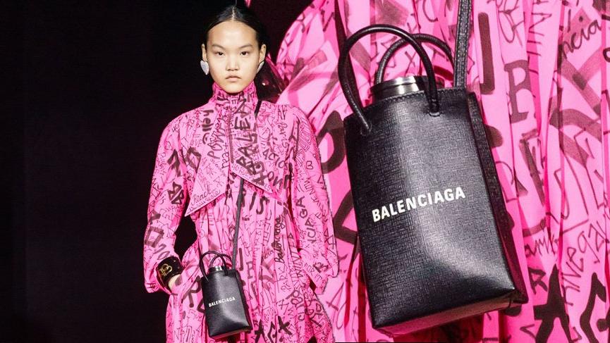 Balenciaga 4 bin TL’ye su şişesi kılıfı çıkardı