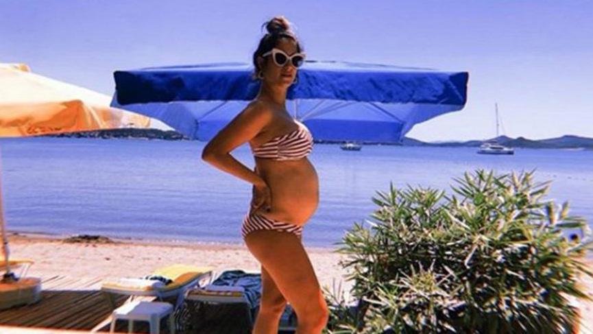 Hazal Kaya göbeğini gösterdi