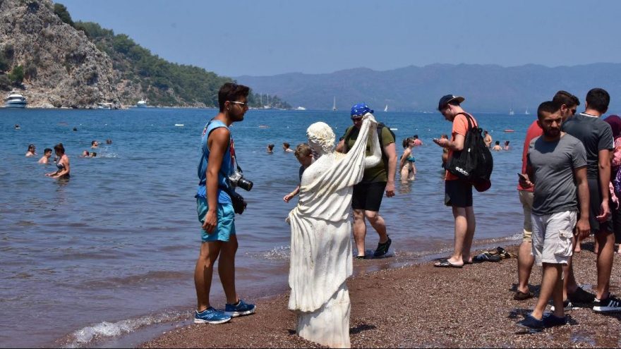 Kızkumu’nda dünyaca ünlü Prenses heykeline çirkin saldırı