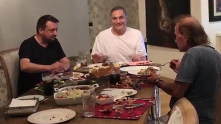 Mehmet Ali Erbil’in neşeli akşam yemeği