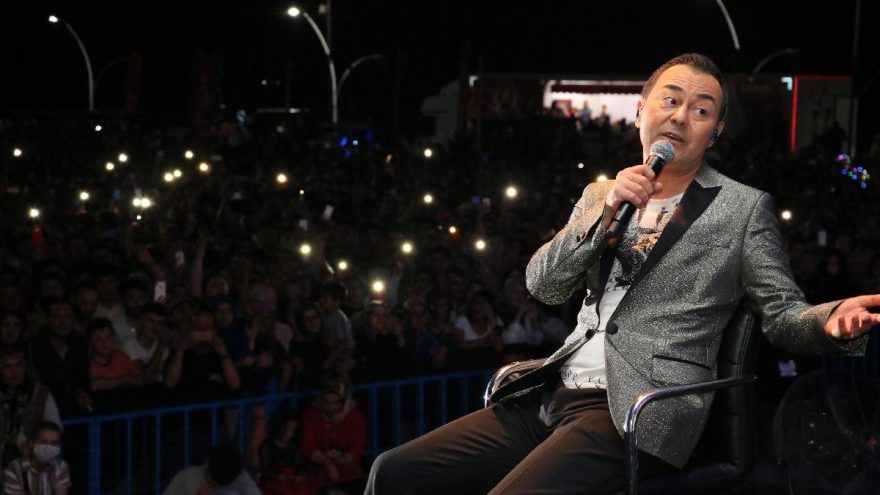 Serdar Ortaç koltuk üzerinde şarkı söyledi