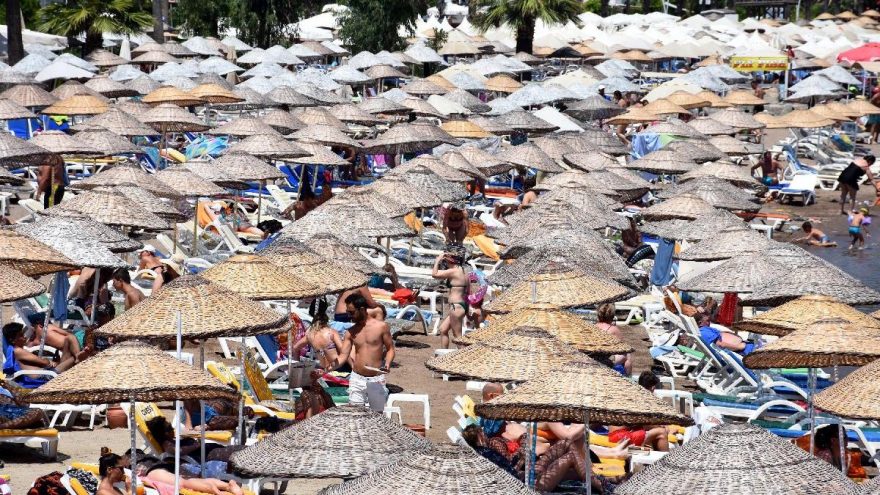 Marmaris’te sokaklar boşaldı, plajlar doldu