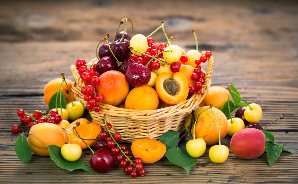 Beslenme ve Diyet Uzmanı Yeşim Özcan, içerdikleri vitaminler ve minerallerle her biri şifa deposu olan meyvelerin aşırı tüketildiğinde zarar verdiğini vurgulayarak "Bağışıklık sistemini güçlendiren, cildi yenileyen, kanser ve kalp hastalıklarına karşı koruyan meyveler porsiyon kontrolüne dikkat edilmediğinde sağlığa zararlı hale gelmektedir. Özellikle diyabet hastaları çok daha dikkatli olmalı" diyor.