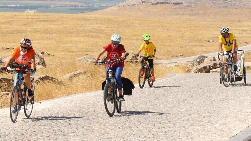 ‘Küçük 1 aile’, bisikletle 27 günde Göbeklitepe’ye ulaştı