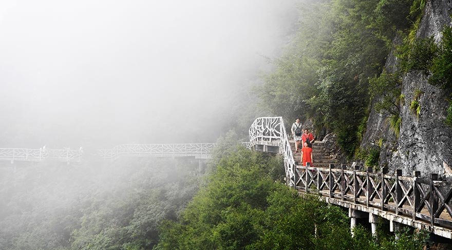 Çin'in Güneybatısındaki Chongqing kenti sınırları içine yer alan Yunyang Longgang Jeolojik Parkı, muhteşem doğasıyla binlerce turistin bölgeye akın etmesine aracılık ediyor.
