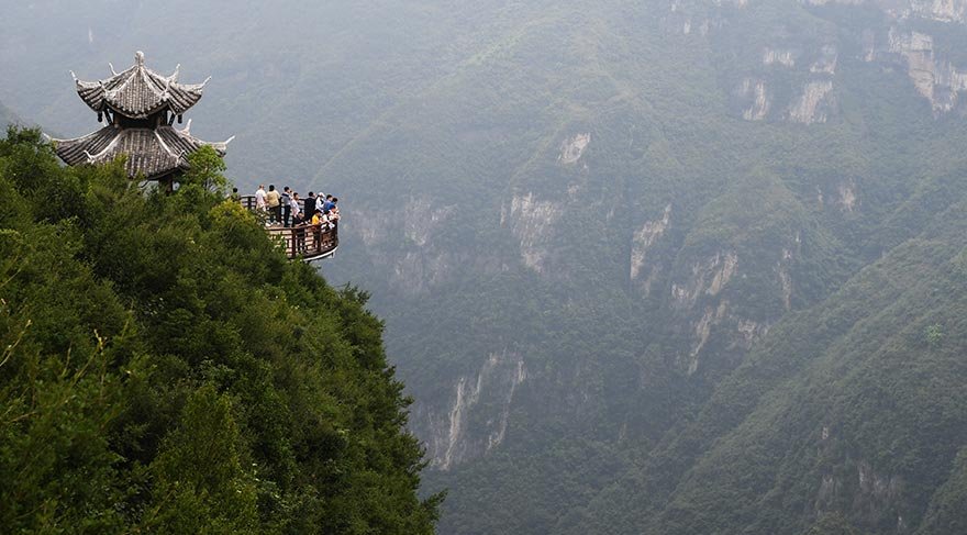 Görünümü doğal bir taş ocağına benzeyen Yunyang Longgang Jeolojik Parkı, karstik yer şekillerine, nehirlere, kanyonlara, vadilere, mağaralara, çayırlara, ormanlara sahip.