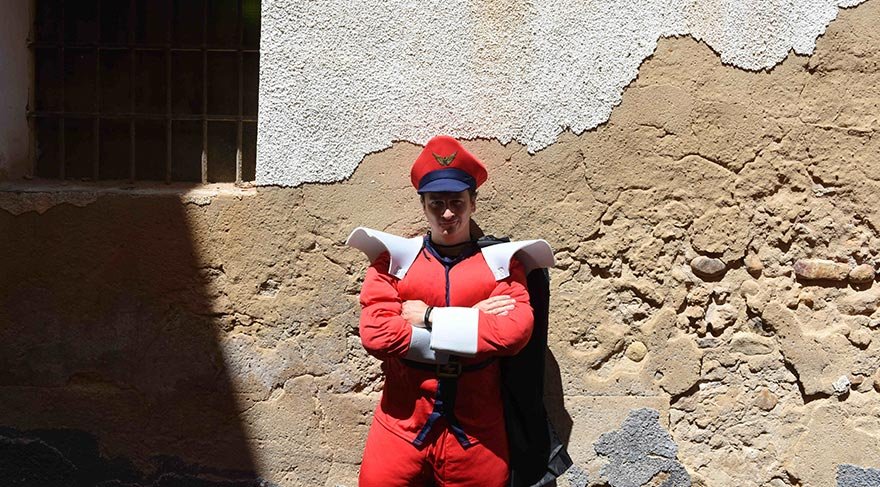 Almazan halkı ve onlara eklemlenen turistler, dünyaca ünlü çizgi roman ve bilgisayar oyunu karakterinin kostümünü giyerek festival boyunca sokakları renklendiriyor.