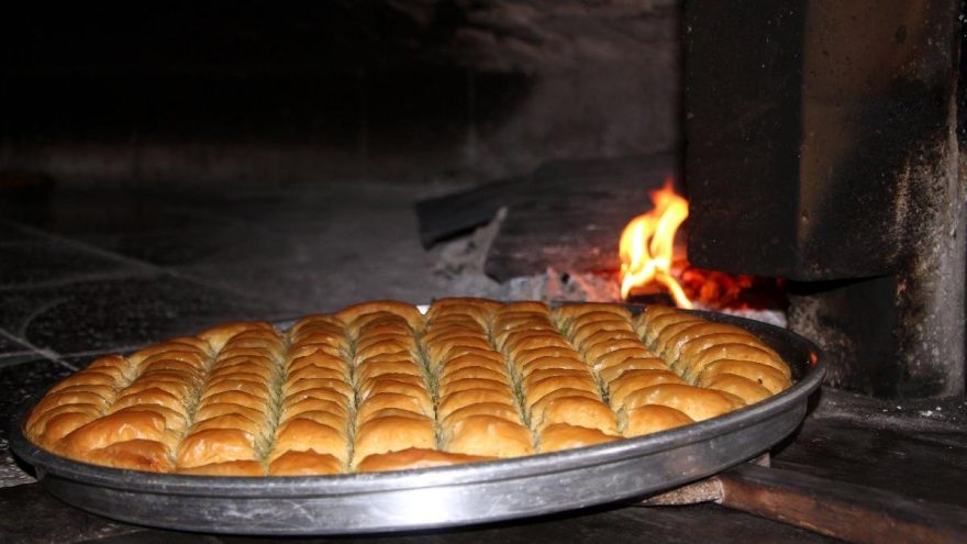 Bayram sofralarının olmazsa olmazı ev baklavası nasıl yapılır? İşte baklava tarifi…