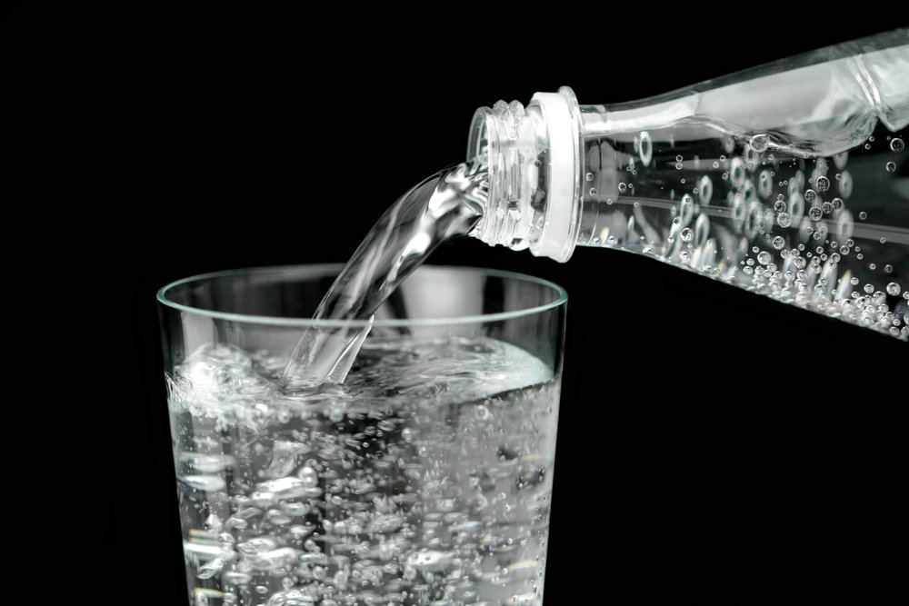 Минералочка. Минеральная вода в стакане. Вода льется в стакан. Стакан воды минералки. Вода в стекле.
