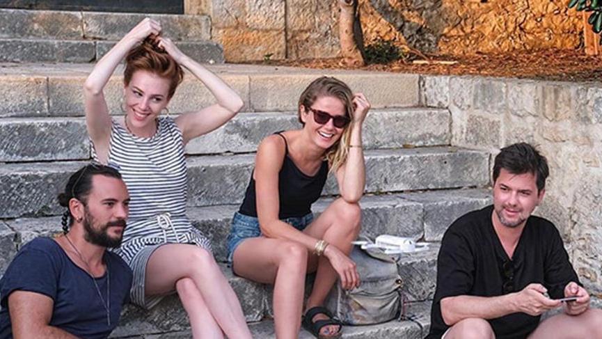 Burcu ve Elçin’in keyifli tatili