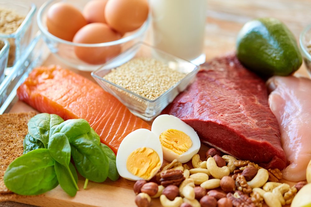 Gün içerisinde yeterli protein almıyor olabilirsiniz. Protein açlık hormonlarını düzenleyerek iştah kontrolünde önemli rol oynar. Yapılan bir çalışmada gün içerisinde aldığı kalorinin yüzde 25 ini proteinden alan kilolu bireylerin daha az protein tüketen bireylere göre gece atıştırmalarının daha az olduğu saptanmıştır.