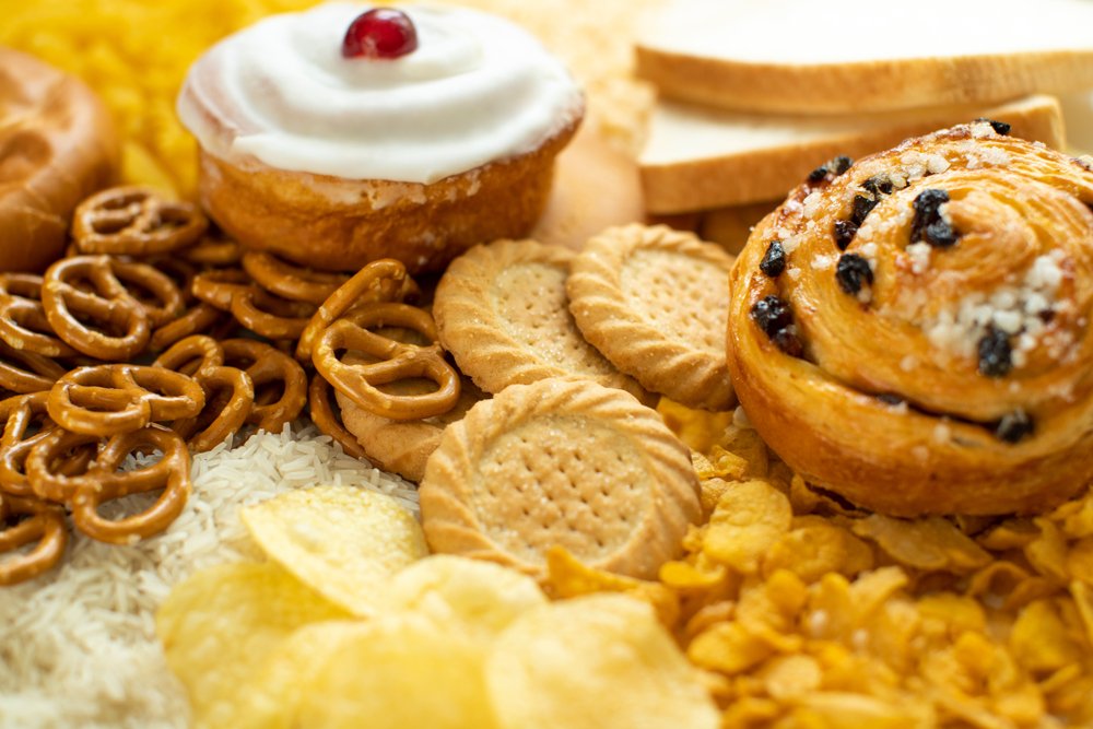 Çok fazla rafine karbonhidrat tüketiyor olabilirsiniz. Rafine karbonhidratlar işlendikleri için lif, vitamin ve mineral değerlerini kaybederler ve bu yüzden kan şekerini hızlı yükseltip düşürdükleri için çabuk acıkmanıza neden olur. Yeterince yağ tüketmiyor olabilirsiniz. Yağların sindirimi zordur ve tokluk hormonlarının üretimini arttırır.