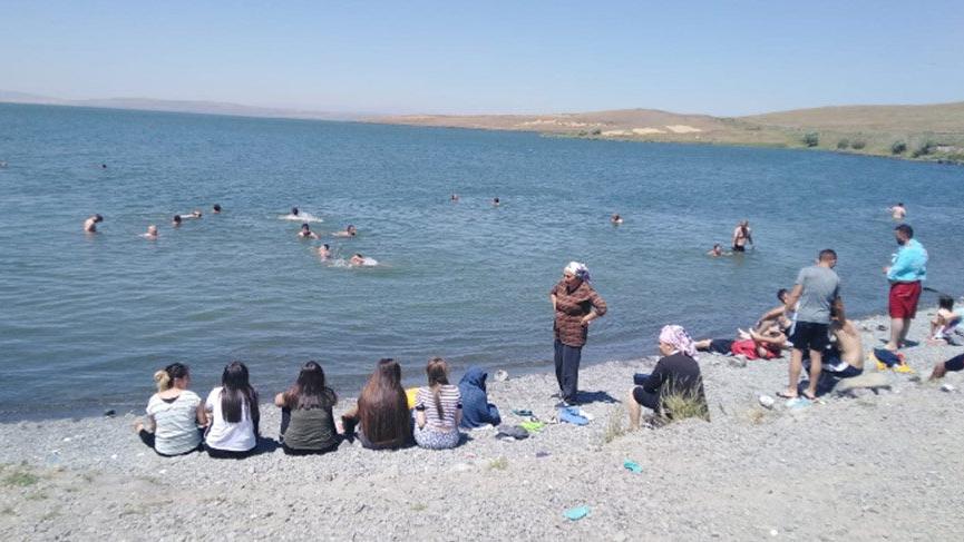 Hassas alan olarak ilan edilmişti… Çıldır Gölü çevresi çöplüğe döndü