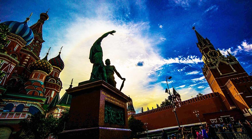 Lenin'in 1930'da tamamlanan anıtmezarı ise batısında, hemen Kremlin'in duvarı önünde bulunuyor.