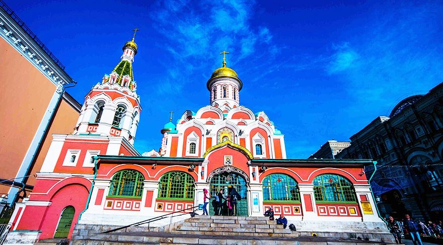 Lenin'in anıtmezarının yakınındaki öbür mezarlar da Kremlin duvarı boyunca uzanıyor.