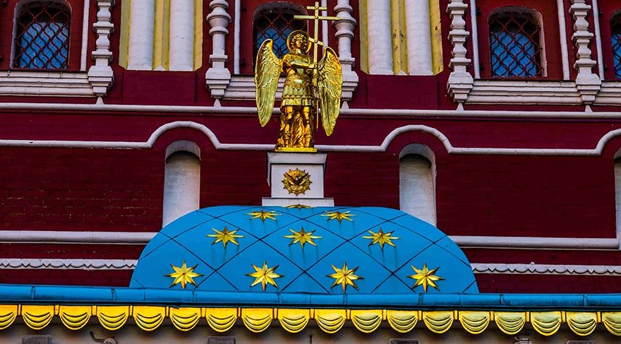 Meydanı Kremlin'den ayıran hendek 1812'de kapatıldı.