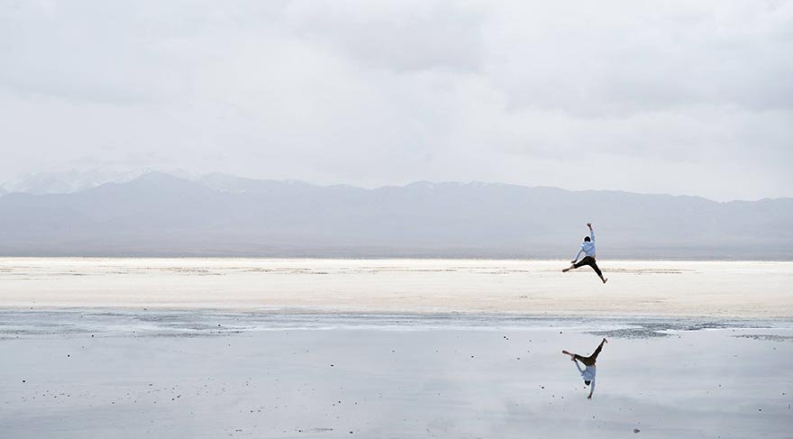 Çin'in kuzeybatısındaki Qinghai Eyaletinin Ulan ilçesinde bulunan Caka Tuz Gölü, yüzeyinde gökyüzünü bir ayna gibi yansıtan manzarasıyla ziyaretçilerine keyifli anlar yaşatıyor.