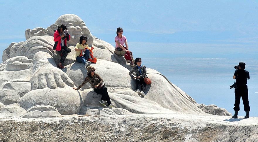 Avrasya ve Hint Okyanusu plakalarının tektonik hareketleri sonucu Qinghai-Tibet Platosu'nunun oluşturup deniz suyunun alçak bölgelerde birikmesine neden olduğu ve böylece Qaidam Havzası'nda aralarında Caka Gölü'nün de yer aldığı, çok sayıda tuz gölünün meydana geldiği yapılan çalışmalar sonucu ortaya konmuş.