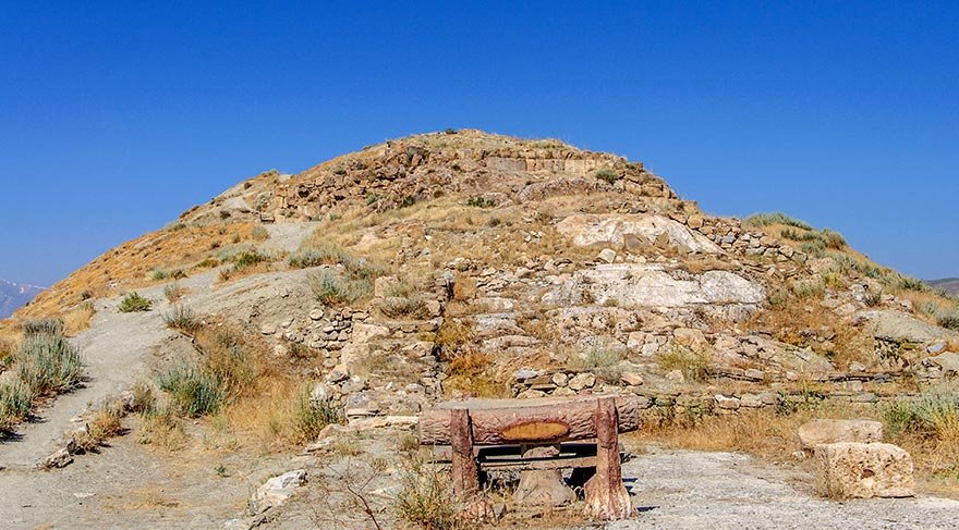 Rizalitli kule tipli tapınaklar grubunda önemli bir yapı. Doğu tarafında kapısı ve bazalt taşlarından cephesi var.