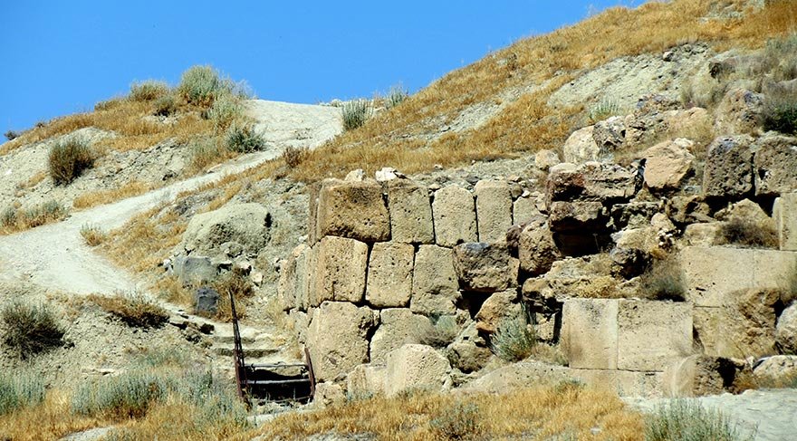 Çavuştepe Kalesi’nin 56 yıllık emektar bekçisi Mehmet Kuşman ise, aslında sıradan bir bekçi değil aynı zamanda dünyadaki 12 Urartu dili uzmanından biri.