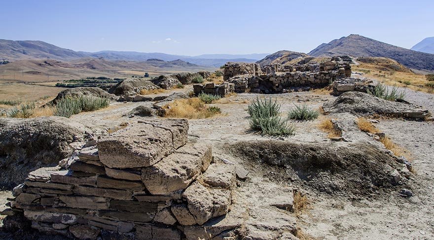 Bol Dağı silsilesinin batı ucunda kurulmuş olan kale, aşağı ve yukarı kalelerden oluşmakta.