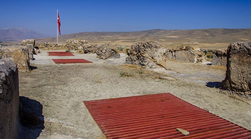 Yukarı kale, aşağı kaleden 30 metre yükseğe kurulmuş.