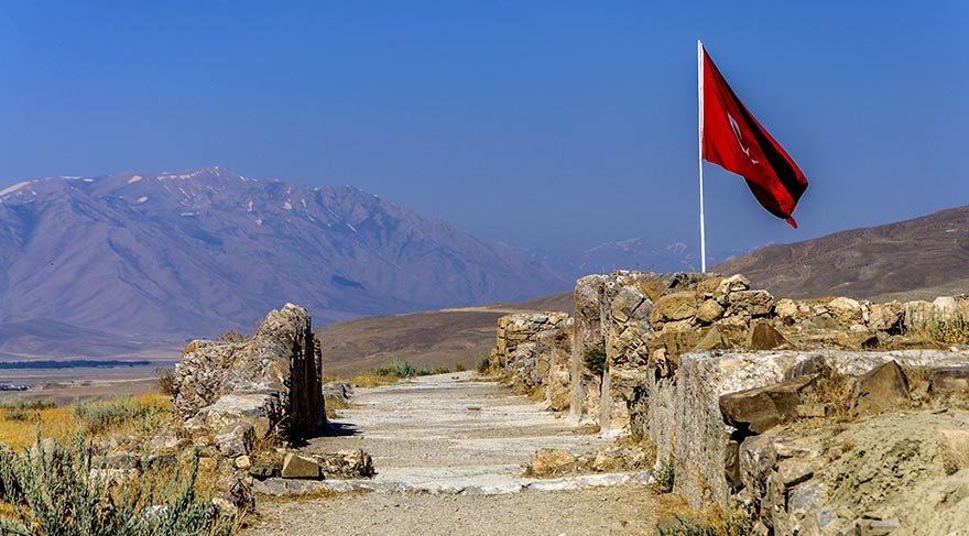 Kurucusunu onurlandırmak adına, yapıldığı zaman Sardur'un şehri anlamında "Sardurihinili" olarak adlandırılan kalede; tahıl, yağ ve şarapların saklandığı 2800 yıllık pithoslar bulunmuştu.