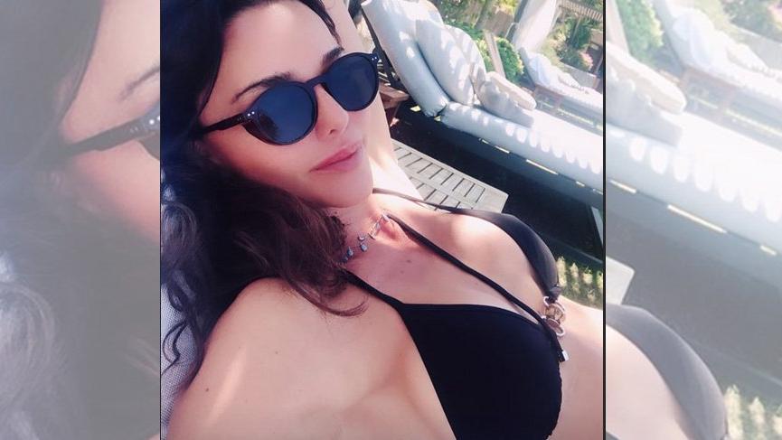 Hande Ataizi’den bikinili selfie