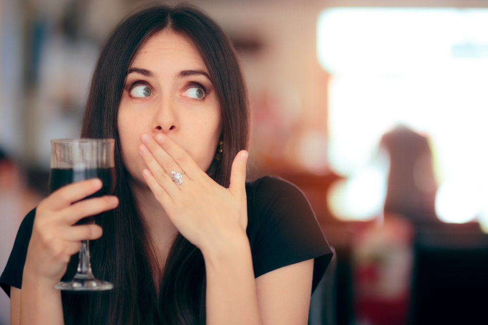 PEKİ HIÇKIRIKTAN NASIL KURTULABİLİRİZ?* Buruna sirke çekmek.* Limon veya amonyak gibi keskin kokulu bir maddeyi koklamak.* Hızlı nefes alıp vermek.* Derin bir nefes alıp soluğumuzu tutmak.* Boğazda öğürme refleksini uyarmak için küçük bir kaşıkla dilin gerisine dokunmak. * Buz yutmak veya buzlu su içmek.* Yüzü soğuk suyla yıkamak veya yüze soğuk kompres uygulamak.