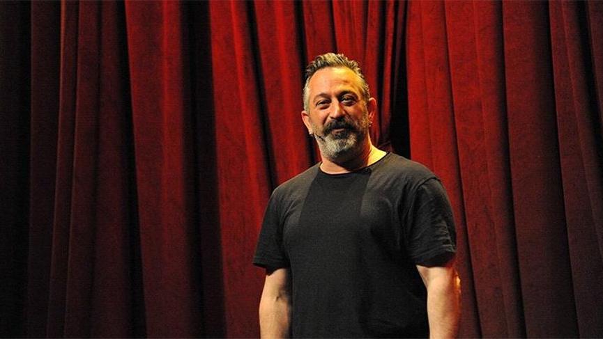Cem Yılmaz: Memelerine memelerine zerk ediyormuş